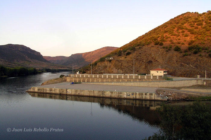 Muelle de Vega Terrón al atardecer